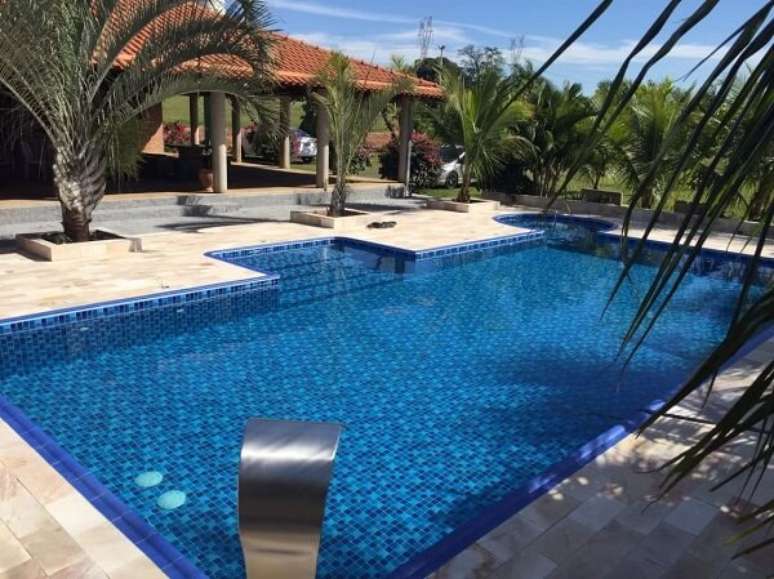 7. Piscina de vinil com cascata lateral. Fonte: Pinterest