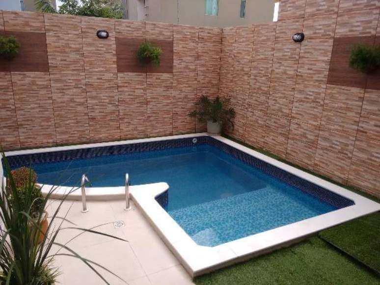 36. Piscina de vinil em canto da casa. Fonte: OLX