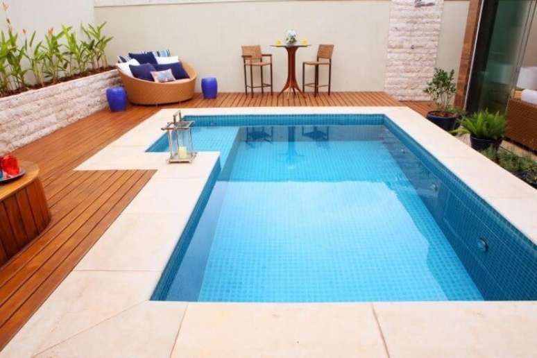 43. Piscina de vinil em L com deck de madeira. Fonte: Pinterest