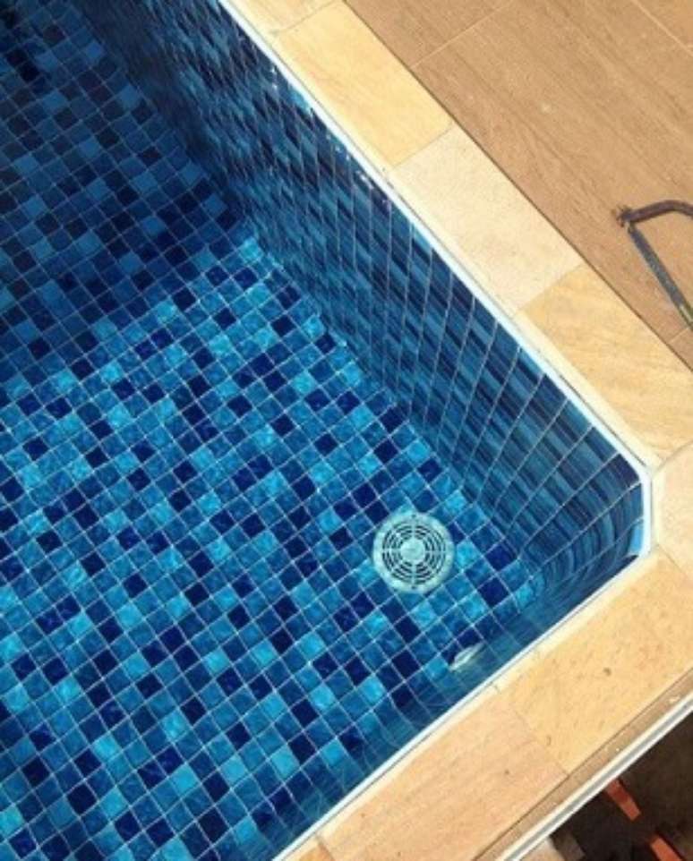 39. Detalhe de piscina de vinil em tons de azul. Fonte: Ventro