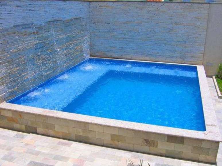 37. Invista em uma piscina de vinil rasa com cascatas. Fonte: OLX