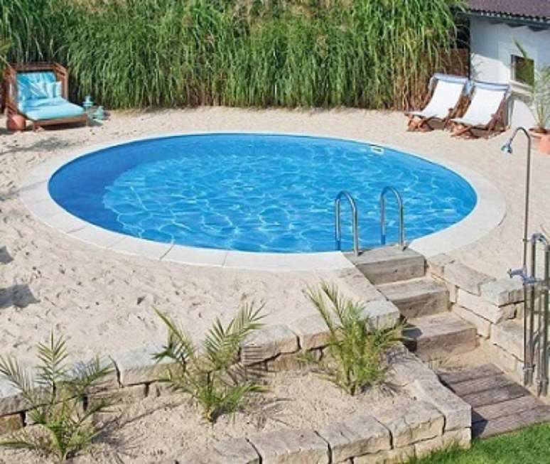 72. A areia ao redor dá um visual bonito, mas pode acabar sujando a piscina. Fonte: Elemento Acqua
