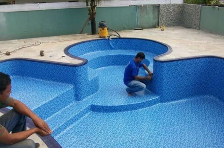 10. Todo o processo de construção e instalação da piscina de vinil é bem rápido. Fonte: Blog da Decoração