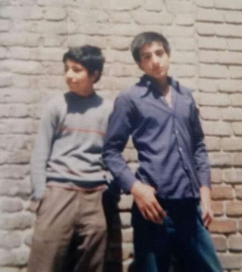 Paknoosh (&agrave; direita) com o melhor amigo, Sasan, que anos mais tarde morreria na guerra