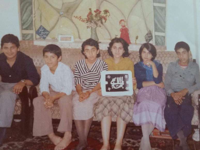 Paknoosh (no canto direito da foto) e outras crian&ccedil;as e adolescentes seguidores da f&eacute; Bah&aacute;'i no Ir&atilde;: per&iacute;odo, diz ele, foi de repress&atilde;o