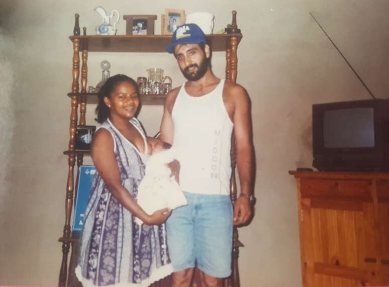 Paknoosh e Ina com a primeira filha deles, Faronak: encontro em reuni&atilde;o de ora&ccedil;&atilde;o uniu o casal h&aacute; quase 20 anos no Tocantins