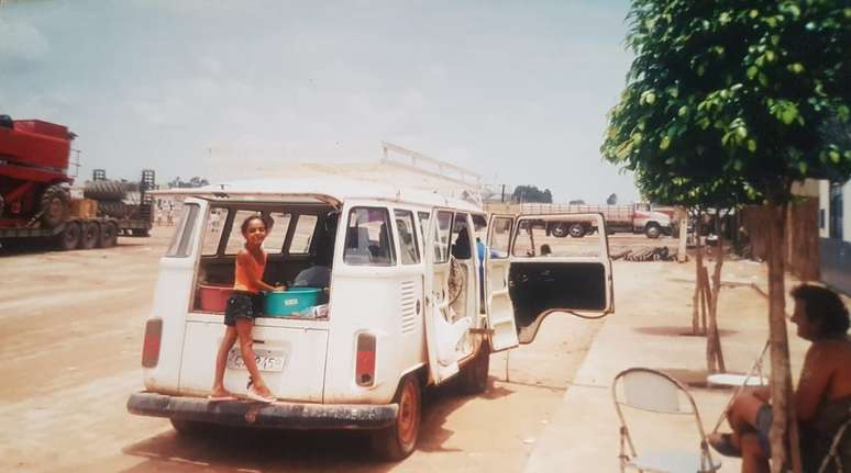 'Olha a galinha caipira, olha o chambari', gritava a filha de Paknoosh, Faronak, para atrair a freguesia at&eacute; a kombi da fam&iacute;lia