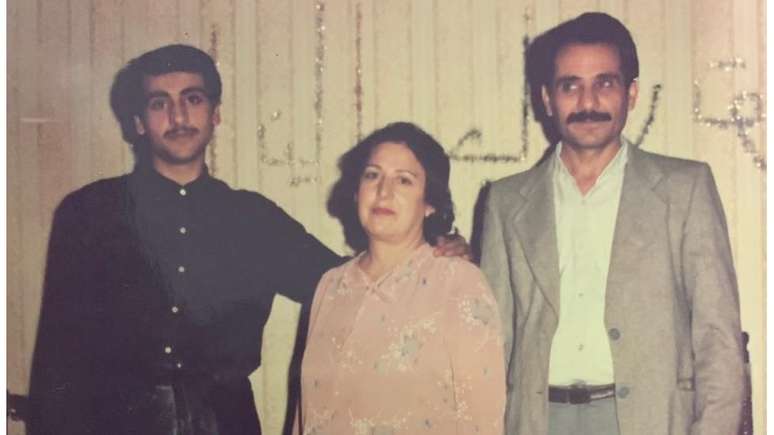 Paknoosh (&agrave; esquerda), a m&atilde;e Eshrat e o pai dele, Hojatollah: pouco tempo ap&oacute;s essa foto ser tirada na sala de casa, o jovem foi embora