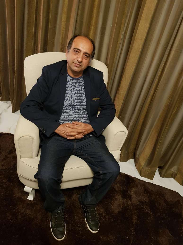 'N&oacute;s viv&iacute;amos em um clima de persegui&ccedil;&atilde;o e medo', diz Paknoosh Kharaghani ao contar sua hist&oacute;ria &agrave; BBC News Brasil