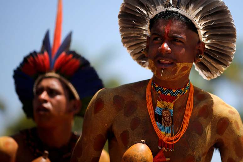 Indígenas das etnias pataxó e tupinambá protestam em frente ao STF, em Brasília
16/10/2019
REUTERS/Adriano Machado