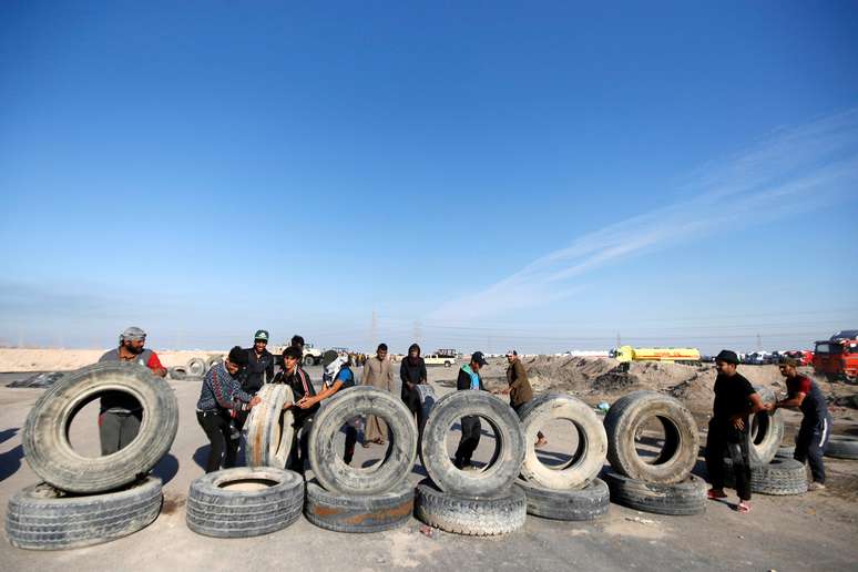 Manifestantes iraquianos bloqueiam entrada de porto de Khor al-Zubair, perto de Basra, no Iraque
19/11/2019
REUTERS/Essam al-Sudani
