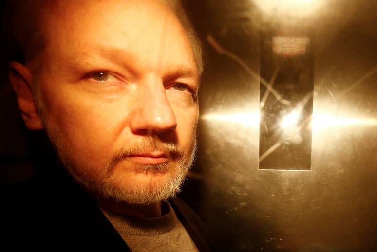 Fundador do WikiLeaks, Julian Assange, ao deixar tribunal de Londres após ser sentenciado
01/05/2019
REUTERS/Henry Nicholls/File Photo