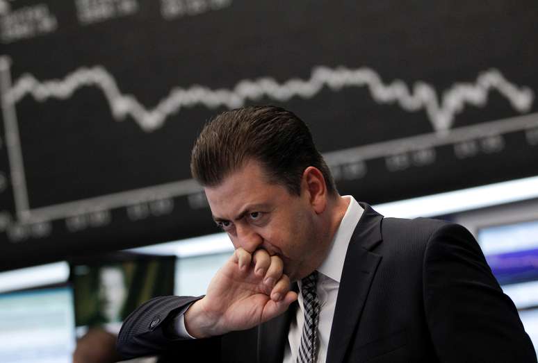 Operador na bolsa de valores de Frankfurt, Alemanha 
18/08/2011
REUTERS/Alex Domanski