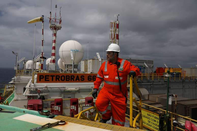 Trabalhador em plataforma da Petrobras na Bacia de Santos, RJ 
05/09/2018
REUTERS/Pilar Olivares