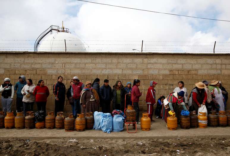 Bolivianos fazem fila com butijões ao lado de instalação de gás na cidade de El Alto, perto de La Paz, Bolívia
19/11/2019
REUTERS/David Mercado