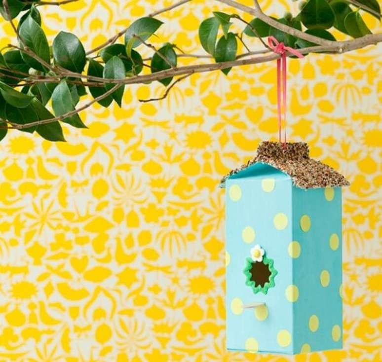 54. Artesanato com caixa de leite forma uma linda casa de passarinho. Fonte: Pinterest