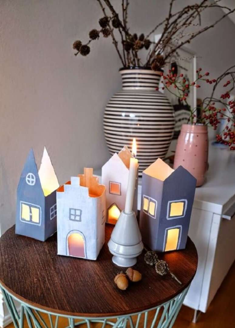 53. Artesanato com caixa de leite imitam casas e servem de suporte para velas. Fonte: Pinterest