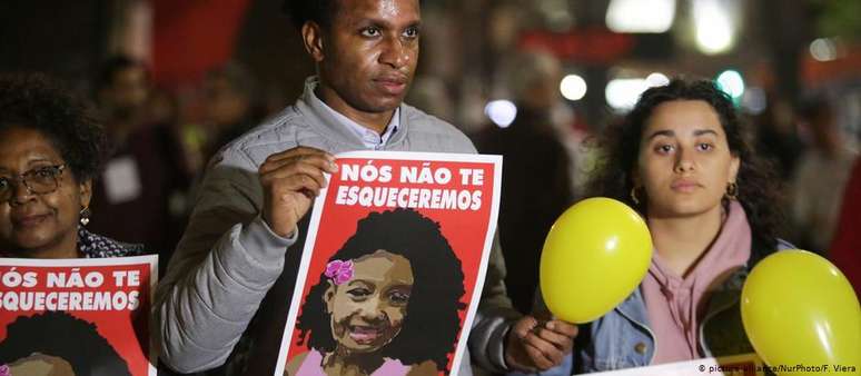 Familiares e amigos carregam cartazes com foto de Ágatha, em protesto em setembro