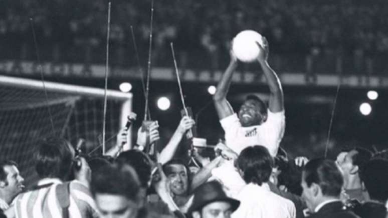 Pelé é carregado após marcar o milésimo gol no Maracanã