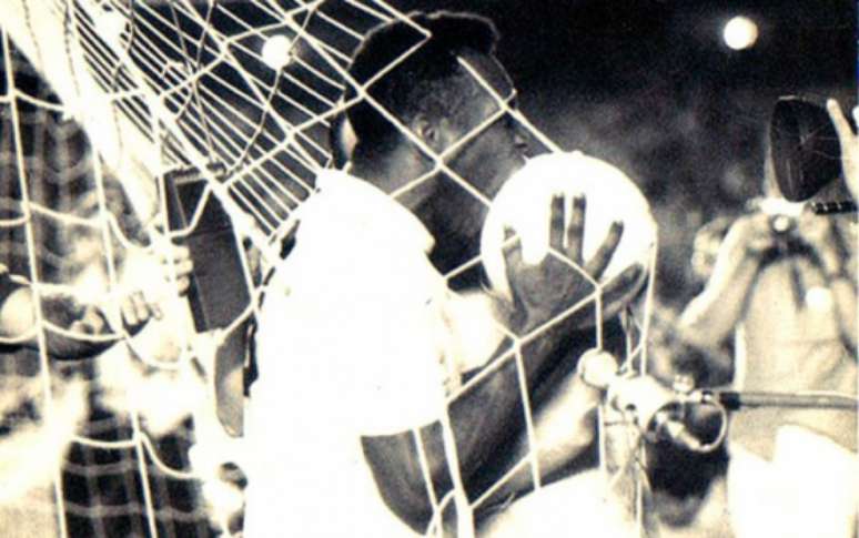 Evento no Museu do Futebol exibe notícias dos jornais da época na trajetória para milésimo gol de Pelé (Divulgação)