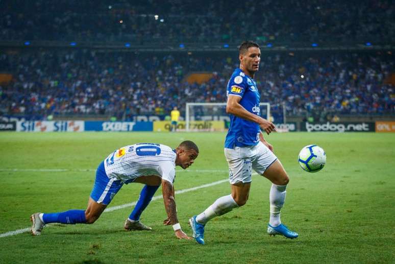 Thiago Neves ficou devendo mais uma vez e deixou o campo vaiado pela torcida azul- (Foto: Vinnicius Silva/Cruzeiro)
