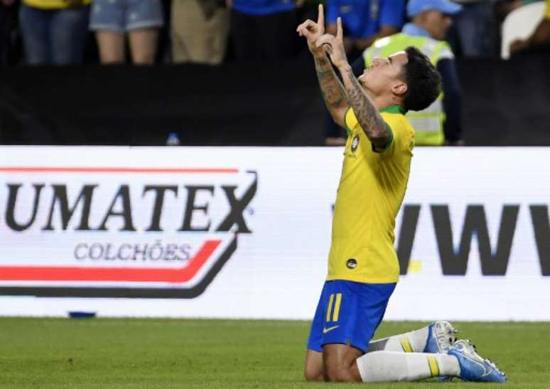 Philippe Coutinho celebra segundo gol do Brasil nesta terça-feira (Foto: GIUSEPPE CACACE / AFP)