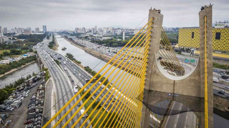 Mineirinho arriscou manobras em ponte na Marginal Tietê (Foto:Fabio Piva/Red Bull Content Pool)