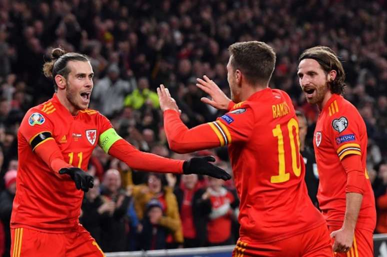 Ramsey marcou duas vezes e classificou Gales para a Euro (Foto: AFP)