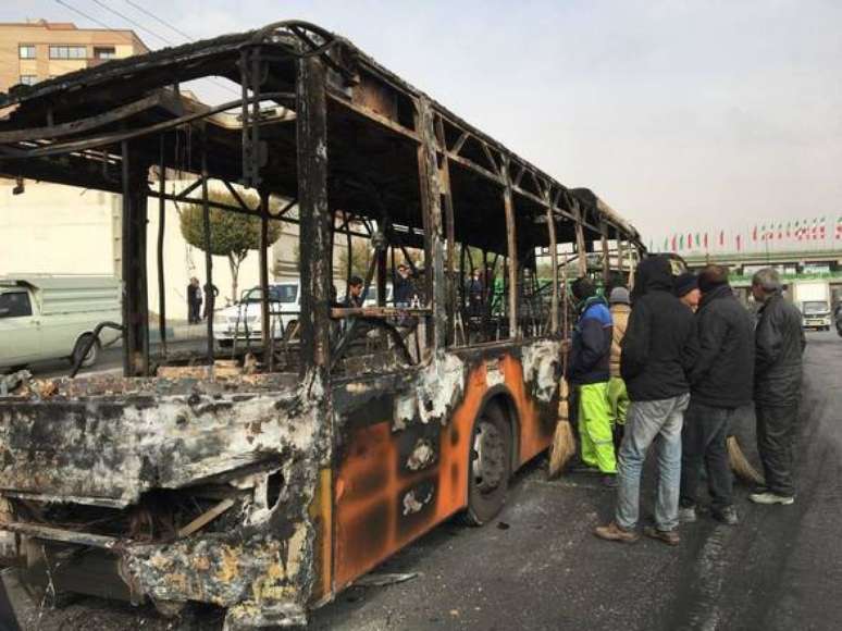 Ônibus queimado por manifestantes em Isfahan, no centro do Irã