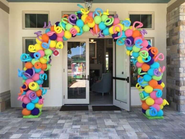 25. Esse arco de balão neon já dá as boas-vindas à festa com decoração neon – Foto de Pinterest