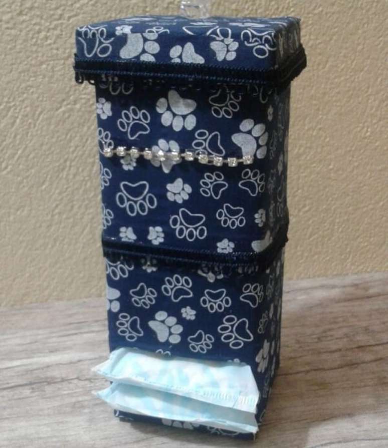 68. Porta absorvente feito de artesanato com caixa de leite. Fonte: Dedê Bijous