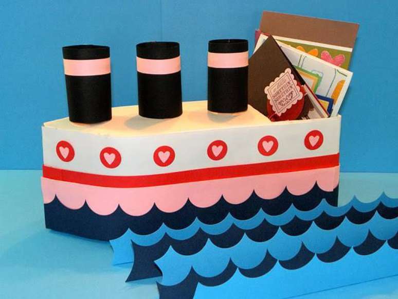 14. Barco de brinquedo feito com artesanato de caixa de leite. Fonte: Pinterest