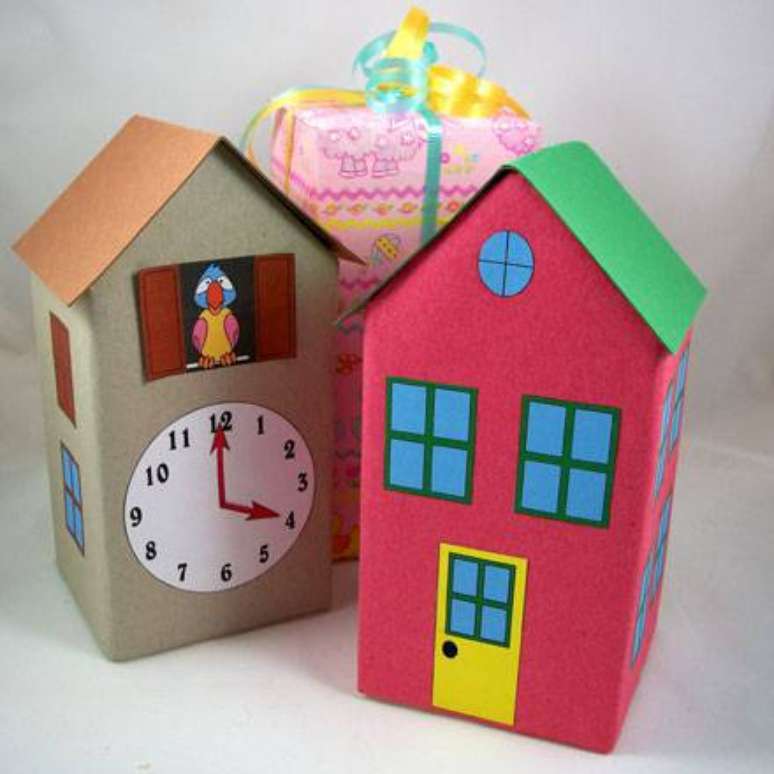 20. O artesanato com caixinha de leite forma a estrutura de uma casinha de brinquedo. Fonte: Pinterest
