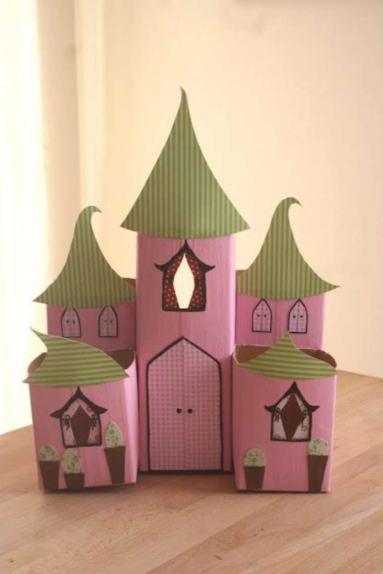 19. O artesanato com caixa de leite forma um lindo castelo cor de rosa. Fonte: Pinterest