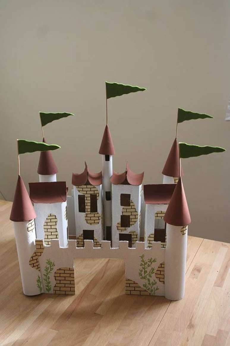 18. Castelo grande feito artesanato com caixas de leite, papelão e rolos de papel higiênico. Fonte: Pinterest