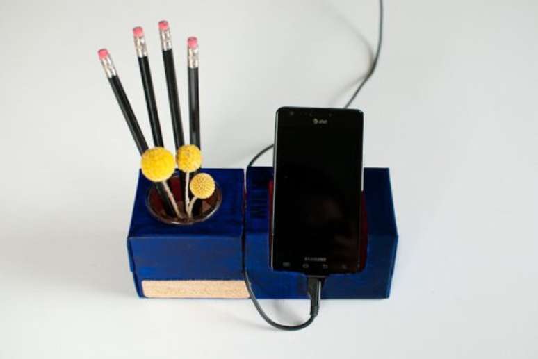 37. Você pode criar um porta-celular para organizar sua mesa de home office. Fonte: Pinterest