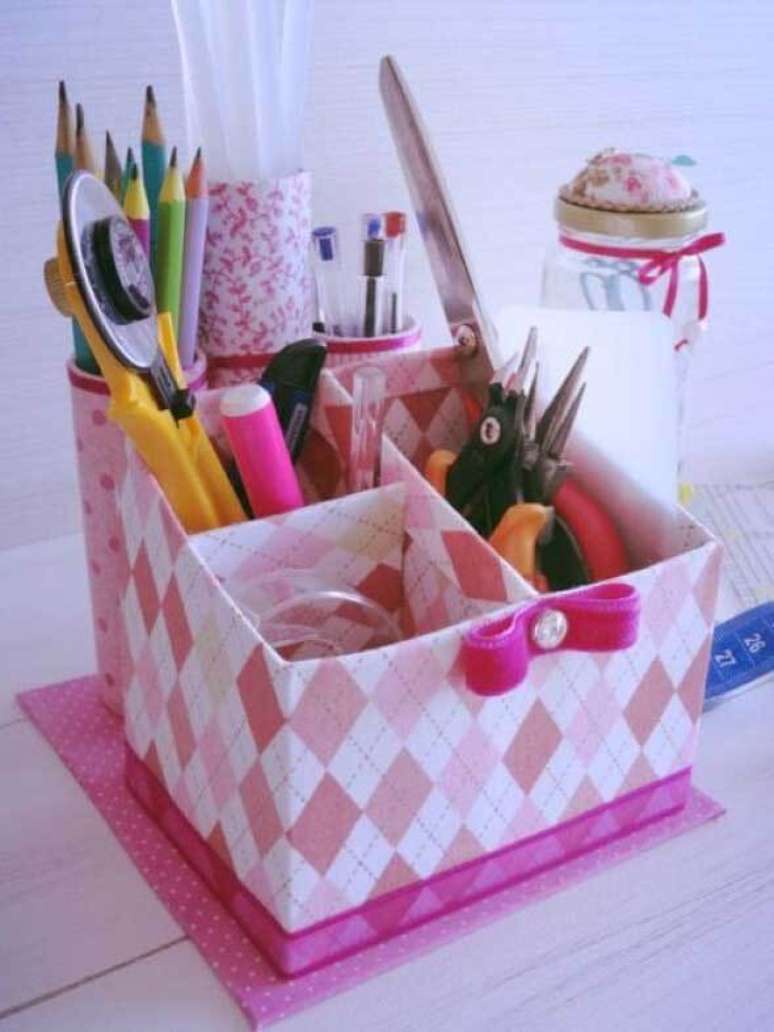 34. Você pode mesclar o artesanato com caixa de leite com outros materiais reutilizados e criar um novo objeto útil. Fonte: Pinterest