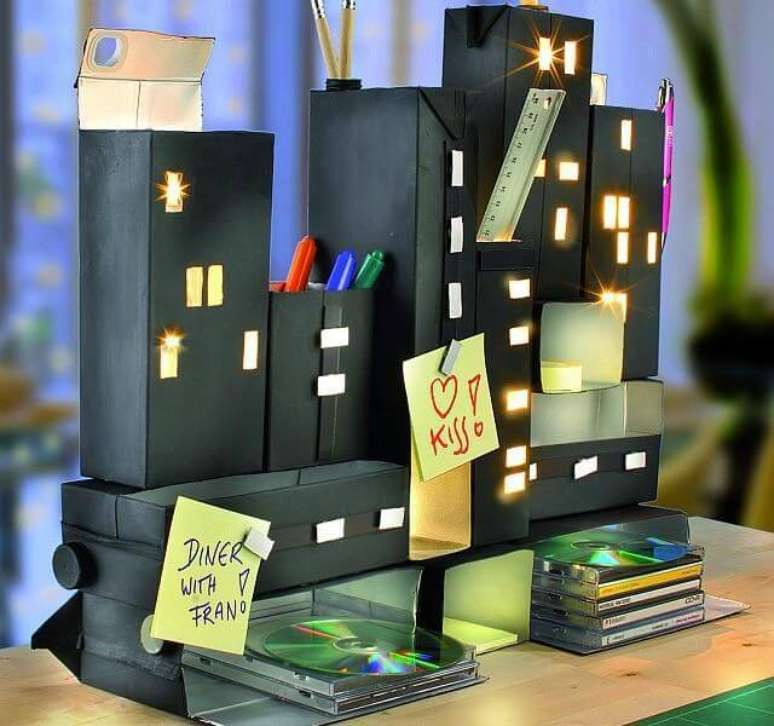 38. Você pode criar um organizador com seu estilo e utilizando o artesanato com caixa de leite. Fonte: Pinterest
