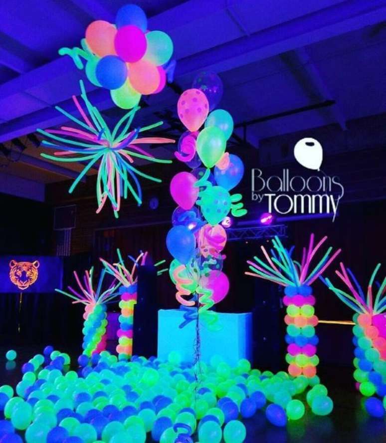 86. Bal&otilde;es para festa neon &ndash; Por: Pinterest
