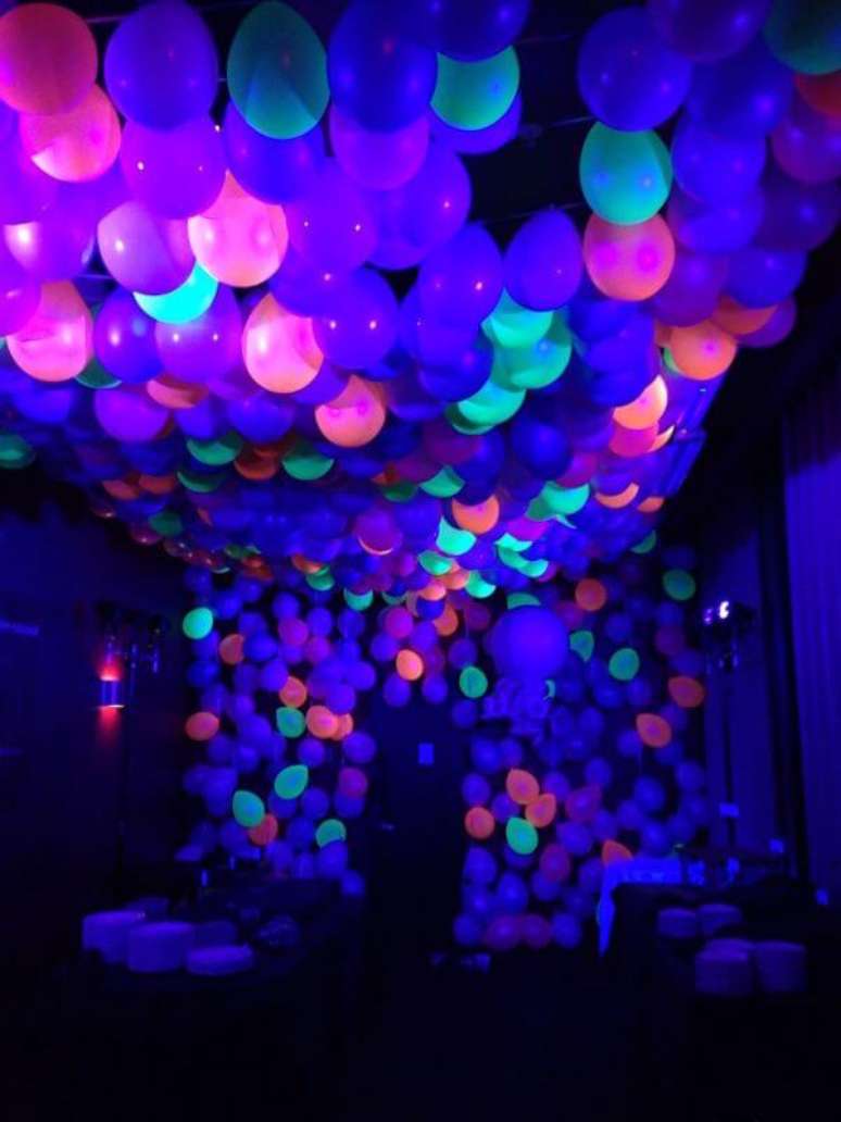 91. Balões para festa neon – Por: Pinterest