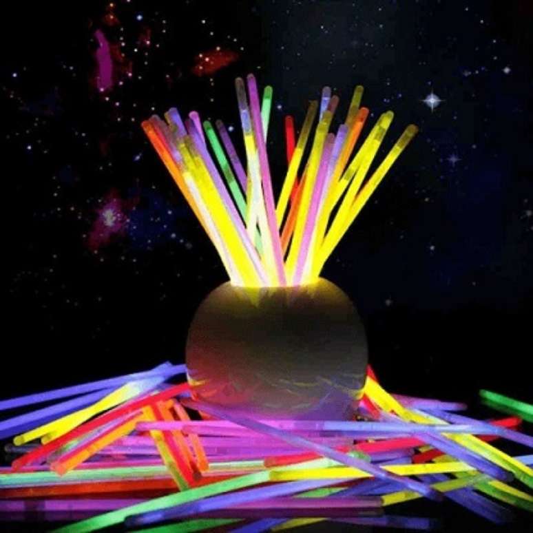 26. Os bastões luminosos são ótimas adições para uma balada com decoração neon – Foto de Casa e Festa