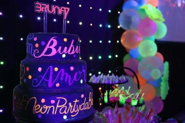 53. Bolo de festa neon &ndash; Por: Roteiro Baby