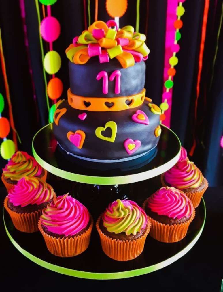 59. Bolo para festa neon com cupcakes coloridos – Por: Pinterest