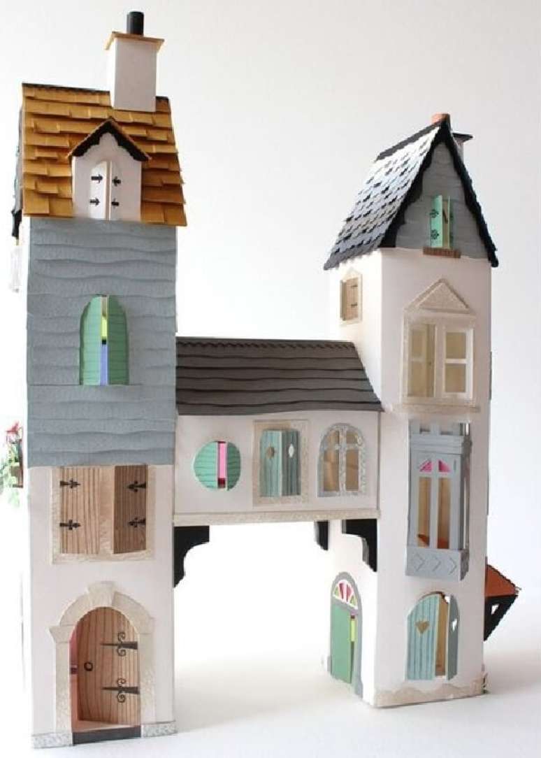 108. O artesanato com caixa de leite forma um incrível castelo com duas torres. Fonte: Pinterest