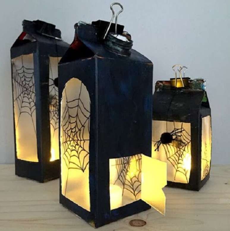 114. O artesanato com caixa de leite serve de lanterna para o Halloween. Fonte: Pinterest