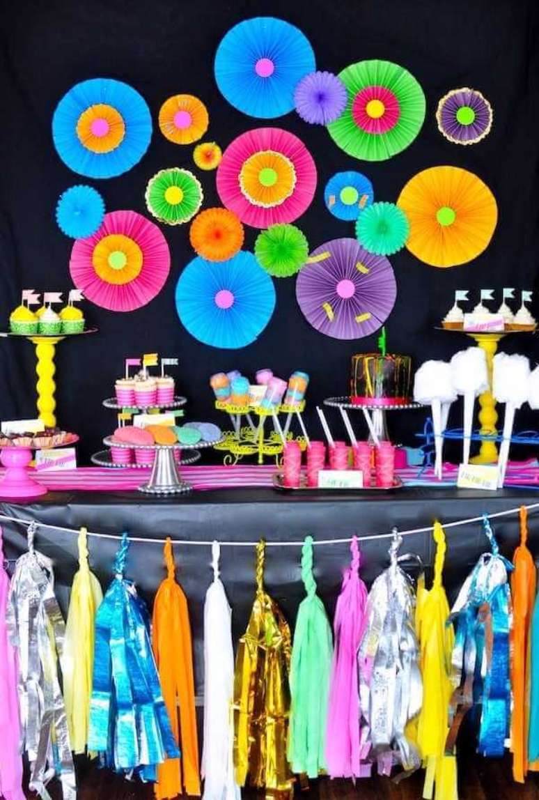 60. Decoração de festa neon com elementos na mesa de doces – Por: Asset Project