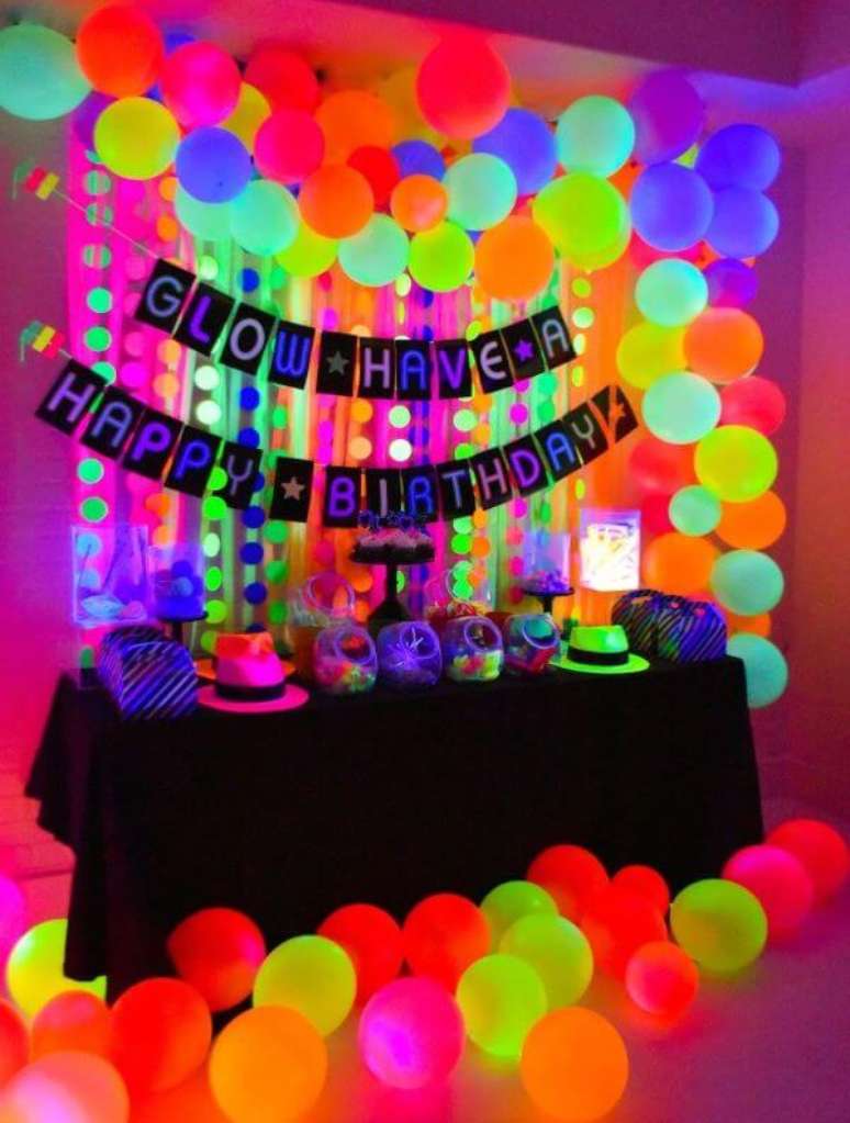 62. A festa neon fica ainda mais bonita com os balões coloridos e a luz neon – Por: Pinterest