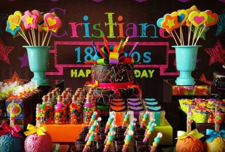 64. Decoração de festa neon para aniversário de 18 anos – Por: Sitio Martins