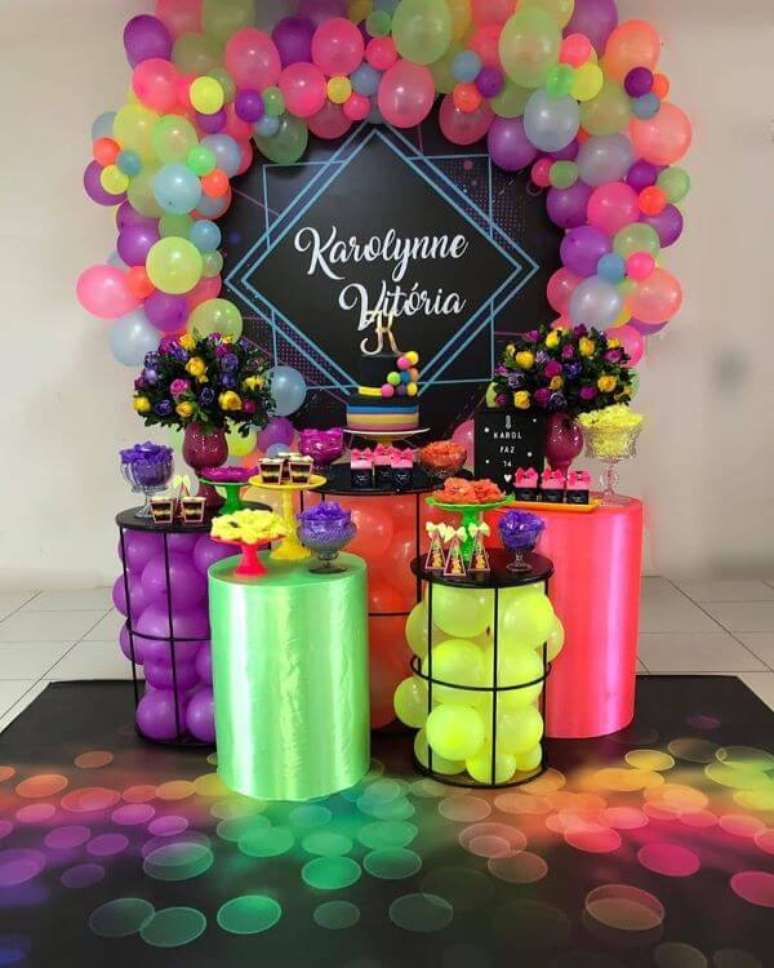66. Misture diferentes cores para a decoração neon para aniversário – Por: Pinterest