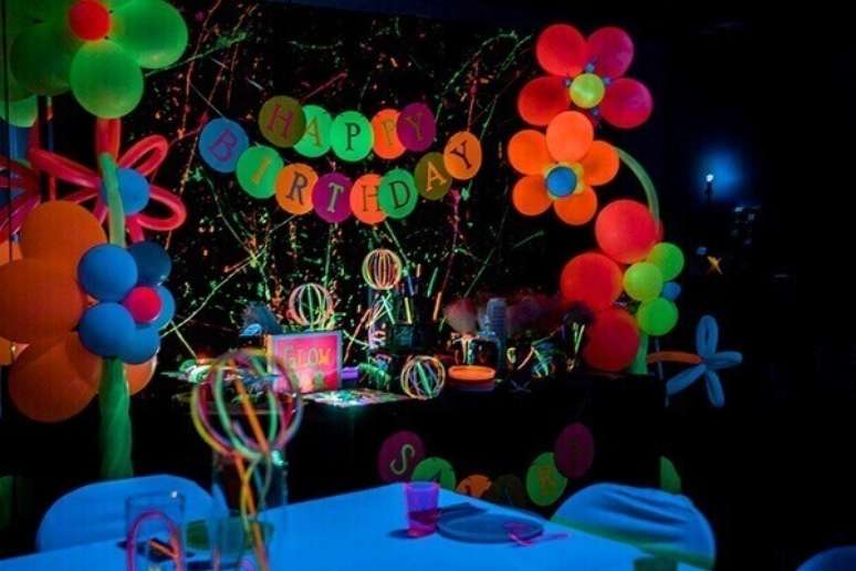 27. O balão neon pode ser usado também para fazer “esculturas”, como essas flores gigantes na decoração neon – Foto de Kara’s Party Ideas
